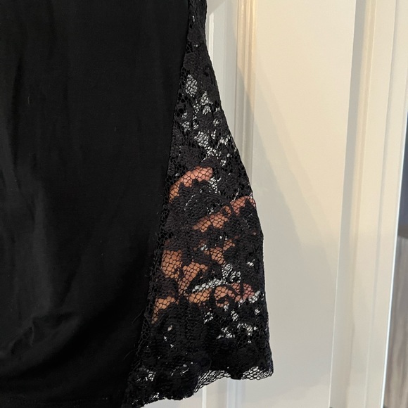Parasuco back lace t-shirt. - Picture 3 of 5